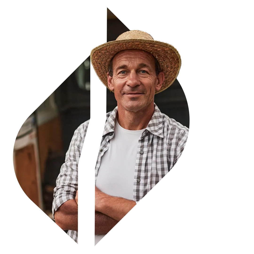 Produtor rural de chapéu com os braços cruzados